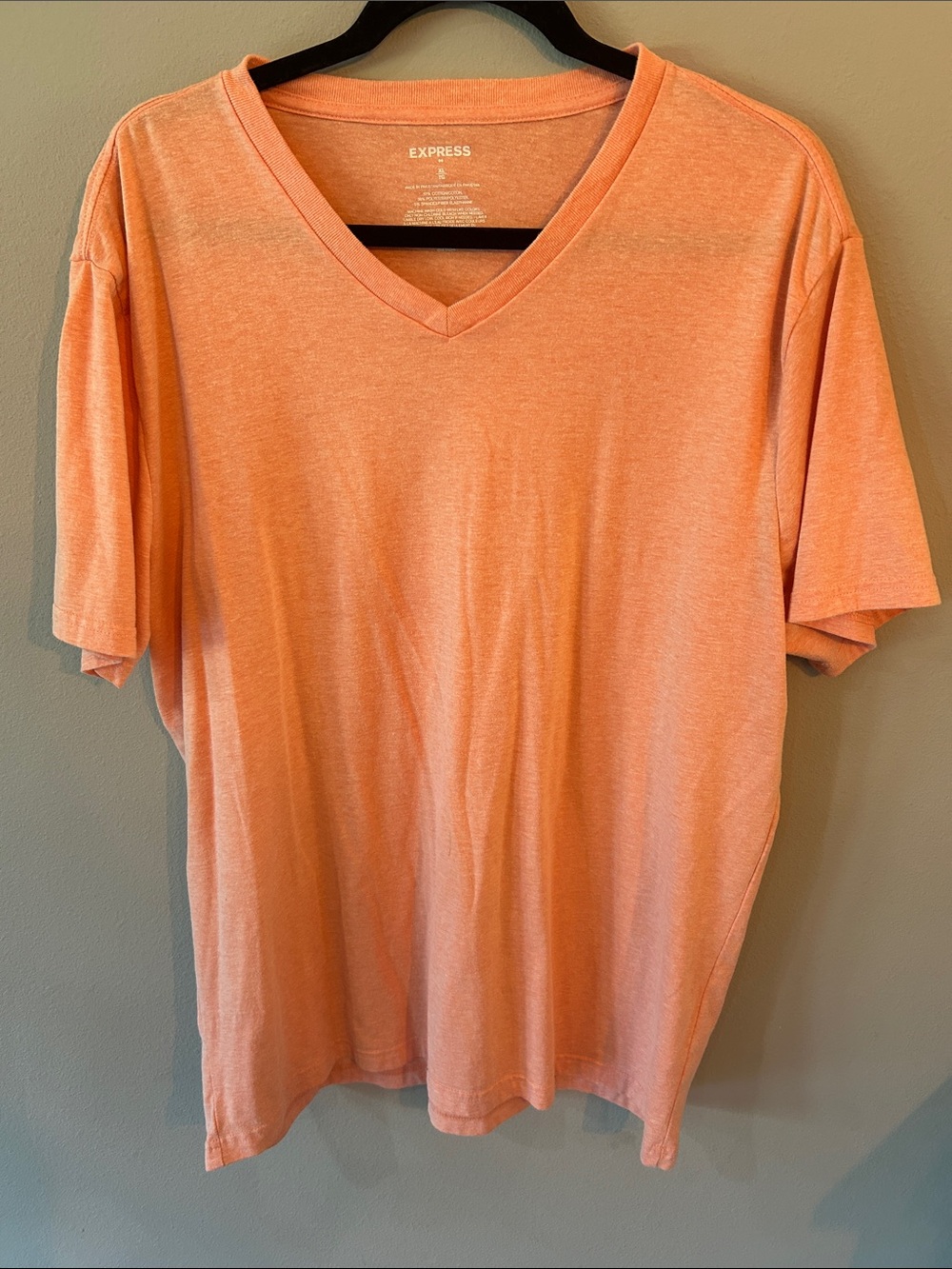 Express Men’s Short-Sleeve V-Neck T-Shirt in Peach